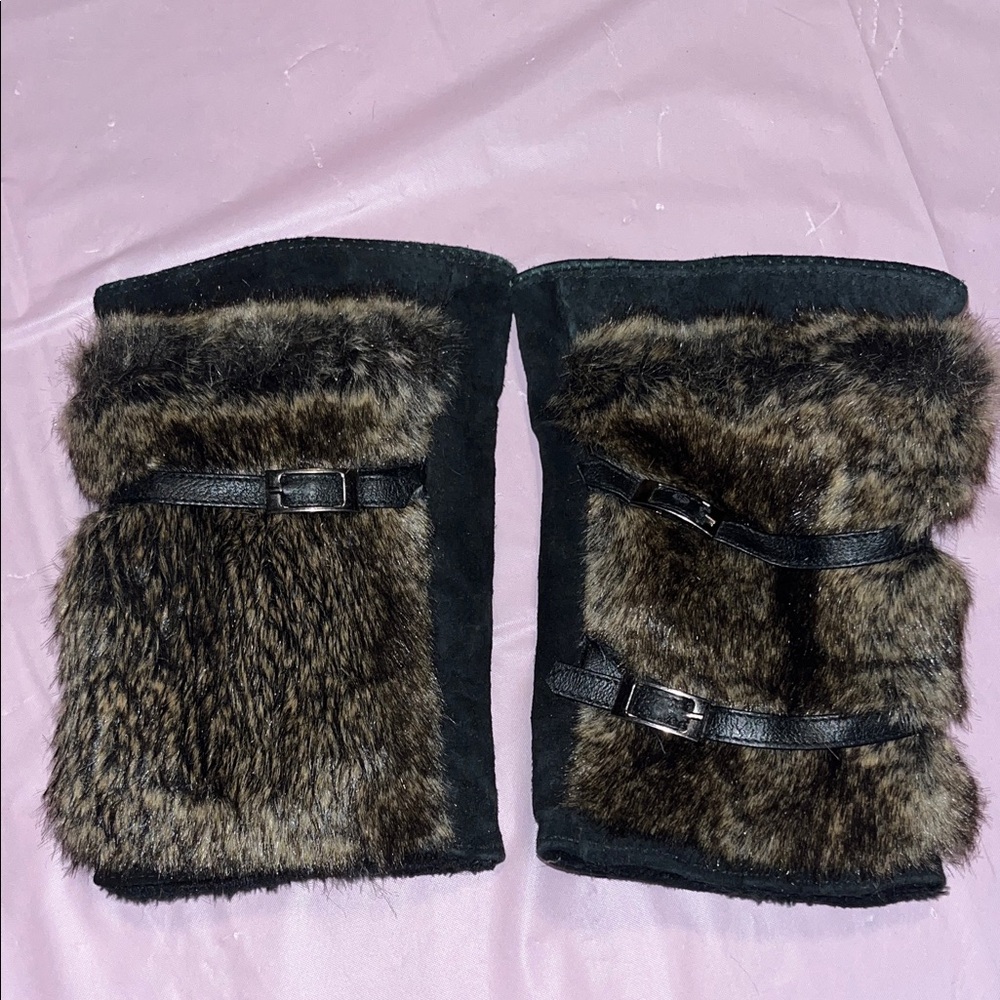 Faux Fur and Suede Hand Gloves with Buckle Detail